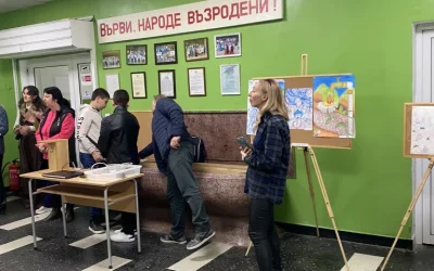 Когато училищният коридор става галерия: една „спирка“ на Мобилната културна станция…